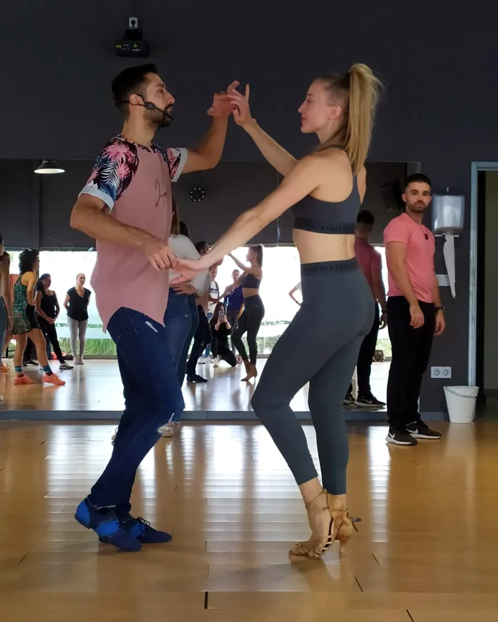 Antonio y Mavi, profesores de BaileStar, bailando en una de sus clases